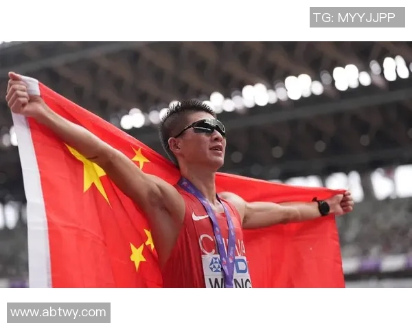 球员身披国旗热泪庆祝夺冠这一幕感动无数网友热议